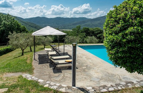 Lisciano Niccone Casa | Villa San Martino, two houses sharing a fenced pool, Martinino, Martinino