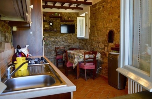 Lisciano Niccone Casa | Villa San Martino, two houses sharing a fenced pool, San Martino private villa