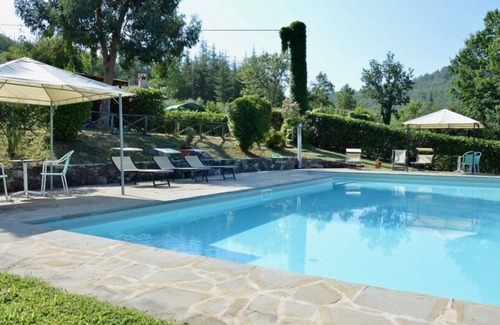 Lisciano Niccone Casa | Villa San Martino, two houses sharing a fenced pool, San Martino private villa