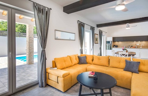 Vrh Villa | Villa SANDRINA con piscina climatizada y amplio patio