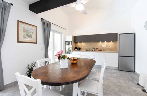 Vrh Villa | Villa SANDRINA con piscina climatizada y amplio patio