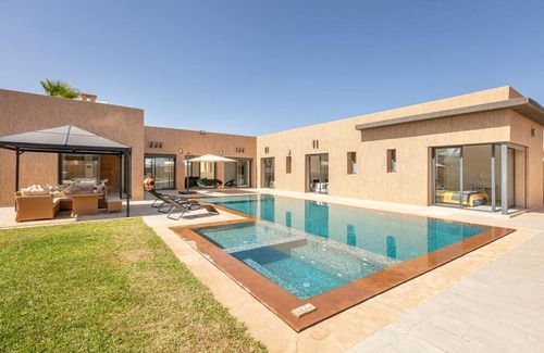 El Aggada Villa | Villa Sanna, élégante avec piscine Chauffée, jeux
