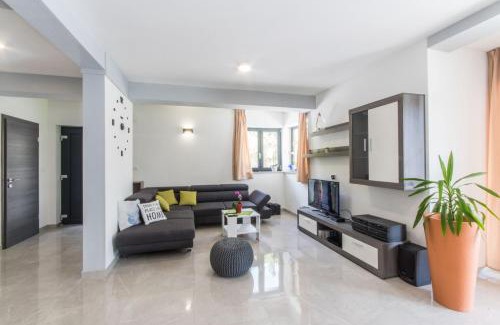 Ripenda Verbanci Casa | Villa Satine, a romantic pool villa surrounded by nature