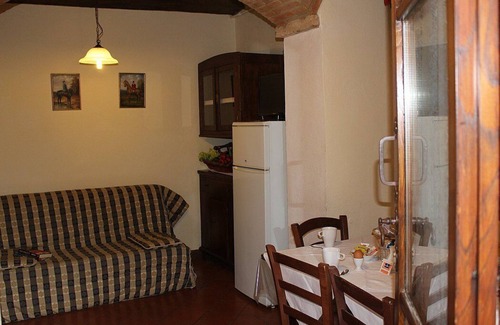 Colle di Val d'Elsa Casa | Villa Saveria E: Un encantador apartamento rodeado de vegetación.