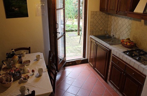 Colle di Val d'Elsa Casa | Villa Saveria E: Un encantador apartamento rodeado de vegetación.