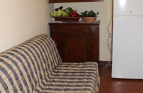 Colle di Val d'Elsa Casa | Villa Saveria E: Un encantador apartamento rodeado de vegetación.