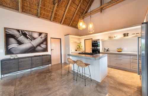 Hoedspruit Villa | Villa Sebra: Luxury and design with stunning views of the Drakensberg Mountains