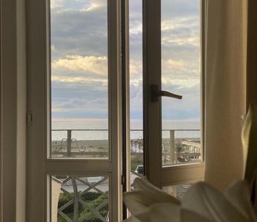 Warnemuende Apartamento | Villa Seeblick Warnemünde - Fewo mit Meerblick und Balkon direkt am Strand für 2-4 Pers