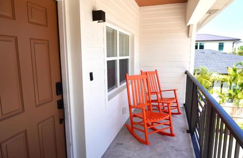 Crescent Beach Casa | Villa Serenō -2BR Luxe - Hammocks & Beach Bliss