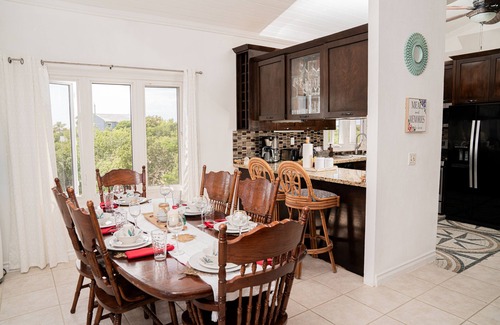 Discovery Bay Casa | Villa Serenity by the water