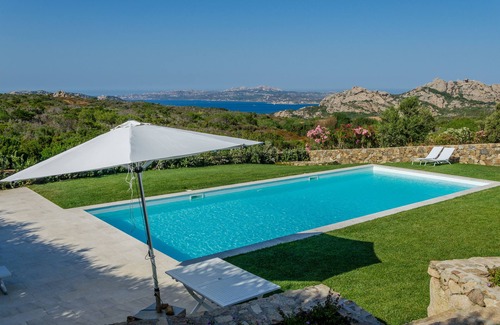 Palau Villa | Villa Smeralda, con gran piscina y jardín, maravillosa vista del archipiélago.