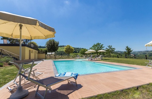 Fermo Villa | Villa aliento con piscina en las colinas de Fermo, a sólo 20 minutos de la costa del Adriático.