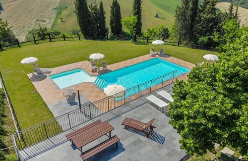 Fermo Villa | Villa aliento con piscina en las colinas de Fermo, a sólo 20 minutos de la costa del Adriático.