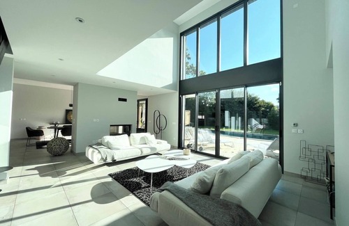 Cestas Villa | Villa Soléa*Family villa with swimming pool, large garden for 10 people in Pessac