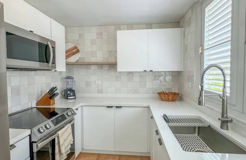 Cabezas Villa | Villa Steps from the beach 3- bedroom, AC, WiFi, Small Pool & Outdoor Kitchen