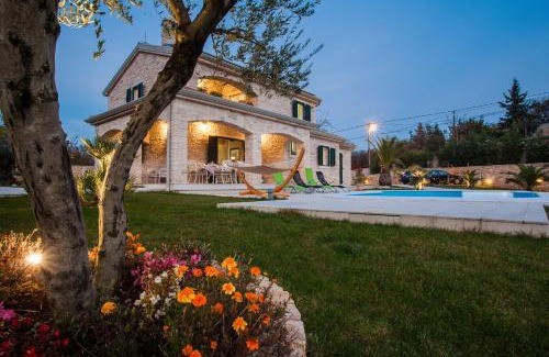 Brsec Villa | Villa Stonegate Estate - Bonus, dvije vile jedna cijena!