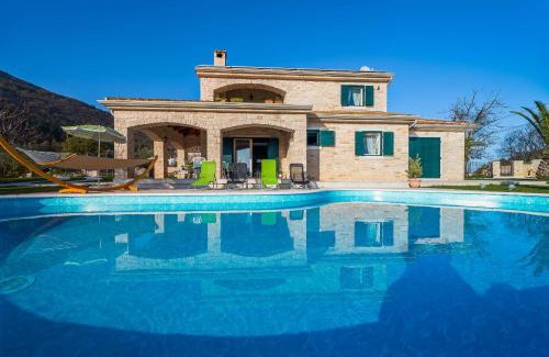 Brsec Villa | Villa Stonegate Estate - Bonus, dvije vile jedna cijena!