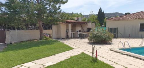 Gignac-la-Nerthe Villa | Villa Style Provencal