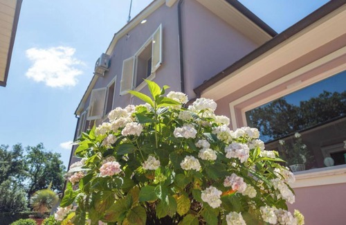 Montescudaio Villa | Villa 'Sunbeach' with Private Pool, Private Terrace and Wi-Fi