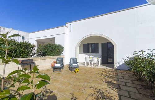 Torre dell'Orso Casa | Villa rodeada de vegetación a pocos pasos de la playa.