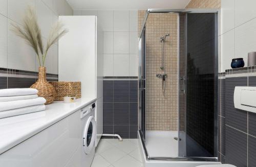 Swinoujscie Apartamento | Villa Teresa Apartament Morski w Świnoujściu z Parkingiem i Balkonem by Noclegi Renters