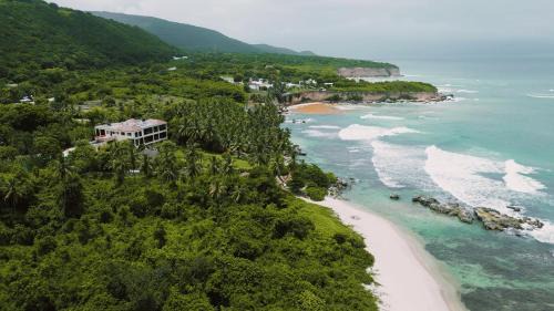 Juan Esteban Villa | Villa Tesoros del Mar - Luxury Beachfront Villa with Natural Pool, Jacuzzi, Mountain Views, Yoga, BBQ, Wi-Fi, Pet & Family Friendly, Barahona Adventures