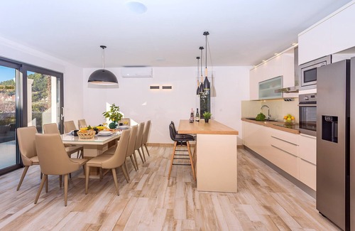 Dugi Rat Villa | Villa Topaz con piscina climatizada, 5 habitaciones, jacuzzi, sauna, gimnasio, playa de arena 90m