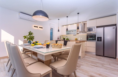 Dugi Rat Villa | Villa Topaz con piscina climatizada, 5 habitaciones, jacuzzi, sauna, gimnasio, playa de arena 90m