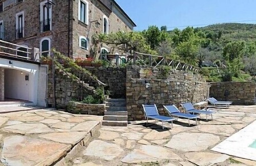 Perdifumo Villa | Villa Trotta: Una característica casa antigua de dos pisos hecha de piedra.