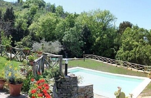 Perdifumo Villa | Villa Trotta: Una característica casa antigua de dos pisos hecha de piedra.