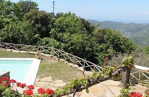 Perdifumo Villa | Villa Trotta: Una característica casa antigua de dos pisos hecha de piedra.