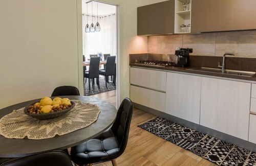 Padenghe sul Garda Villa | Villa Tullia con vistas al lago de Garda y con jardín privado.