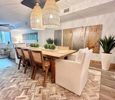 Rock Harbor Apartamento | Villa Valbuena Palm Oasis In-Laws Quarters 4-Story Unit With Rooftop Retreat