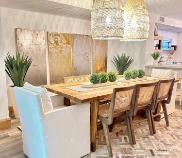 Rock Harbor Apartamento | Villa Valbuena Palm Oasis In-Laws Quarters 4-Story Unit With Rooftop Retreat