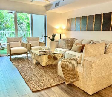 Rock Harbor Apartamento | Villa Valbuena Palm Oasis In-Laws Quarters 4-Story Unit With Rooftop Retreat