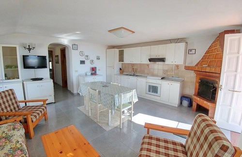 Fiaiano Casa | Villa Venturina A: Una casa unifamiliar luminosa y soleada ubicada en la costa alta frente al mar.