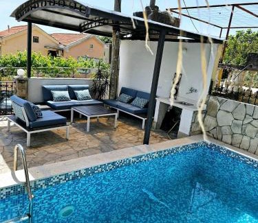 Susanj Apartamento | Villa Vi apartmen in a villa with a swimming pool