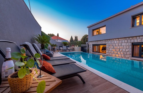 Lapad Villa | Villa Vikor con gran piscina privada y jacuzzi .....