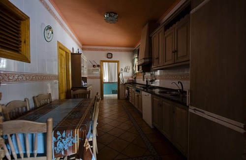 Priego de Córdoba Chalet De Esquí | Chalet Villa Frasquita ,capacidad para 16 personas, piscina propia,pista deport