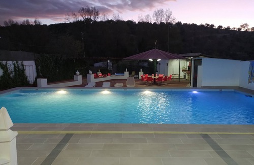 Priego de Córdoba Chalet De Esquí | Chalet Villa Frasquita ,capacidad para 16 personas, piscina propia,pista deport