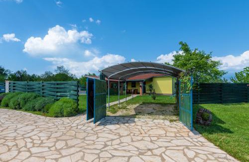 Heki Casa | Villa Vrt, a private and fully fenced forest retreat