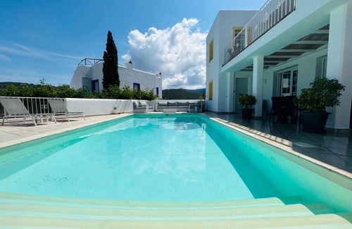Cala Vadella Villa | Villa con piscina privada y vistas al mar desde el primer piso, a 5 minutos a pie de la playa.
