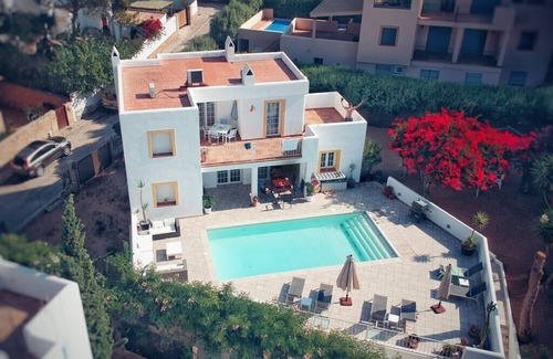 Cala Vadella Villa | Villa con piscina privada y vistas al mar desde el primer piso, a 5 minutos a pie de la playa.