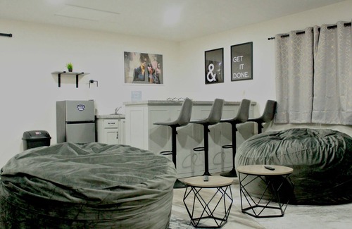 Twentynine Palms Villa | Villa w EV Charge, HotTub, Grill, Bar, RV Parking 29 Palms Downtown, Joshua Tree