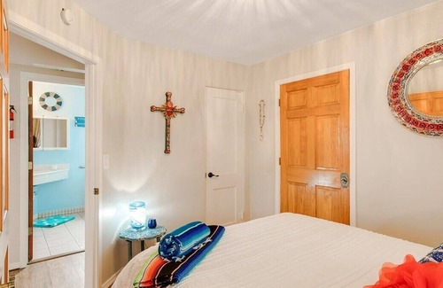 Barelas Casa | Villa w Fast Wi-Fi Minutes to Downtown Albuquerque