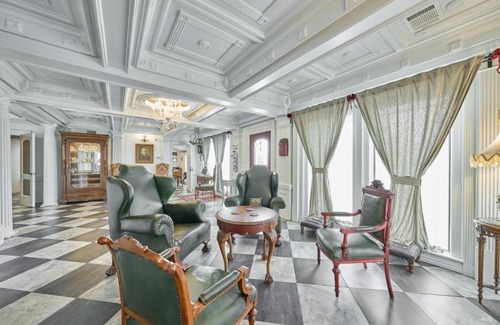 South Central Houston Villa | Villa with 8 bedrooms and heated swimming pool