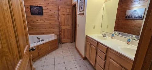 McHenry Casa | Villa With A View- 4 bedroom townhouse with lake and ski slope views