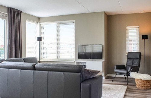 Idskenhuizen Casa | Villa with enclosed garden, in a holiday park on the water in Friesland