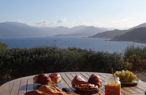 Belvedere-Campomoro Villa | Villa con impresionantes vistas al mar, 3/4 dormitorios, a 6 minutos de la playa a pie.
