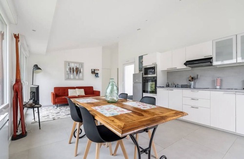 Halluin Casa | Villa with garden and private parking